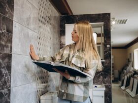 A legmeghatározóbb anyagválasztási kérdés fürdőszobatervezésnél a burkolat.