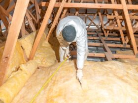 A padlásfödém szigetelésekor az üveggyapot 10 cm vastagságú változata az egyik legnépszerűbb megoldás.